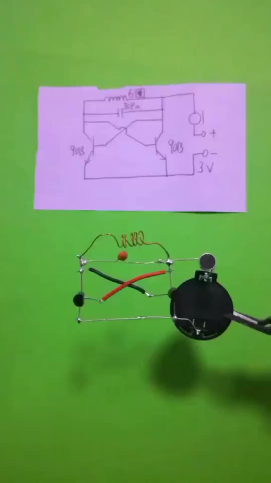 用两个三极管就能制作无线话筒，喜欢的朋友双击加关注，谢谢大家的支持。·61#电子 