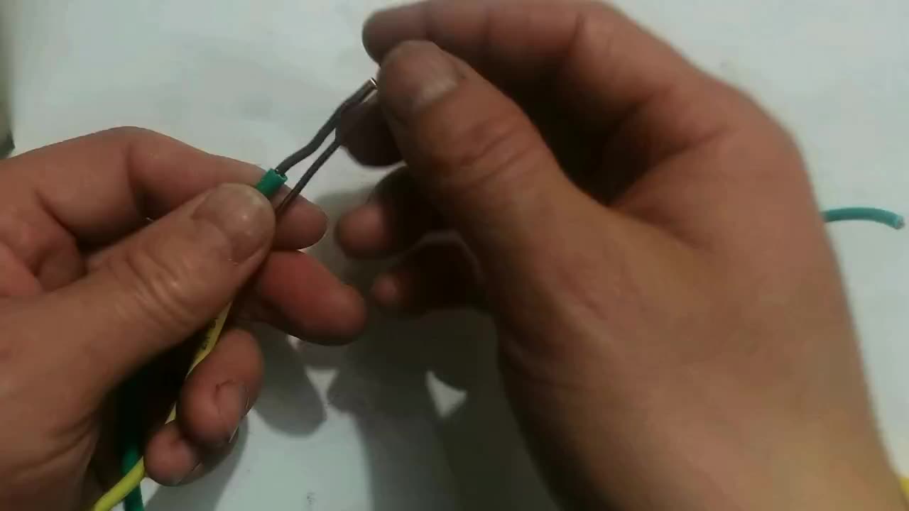 電子知識9_從電工小白到行業(yè)精英，3步教會你兩根硬銅線接頭接法。#電工知識 