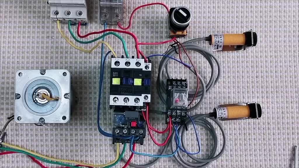 兩個光電開關(guān)控制電動機(jī)啟停線路接線方法#零基礎(chǔ)學(xué)電工 #電氣控制 #光電開關(guān) #電工知識#硬聲創(chuàng)作季 