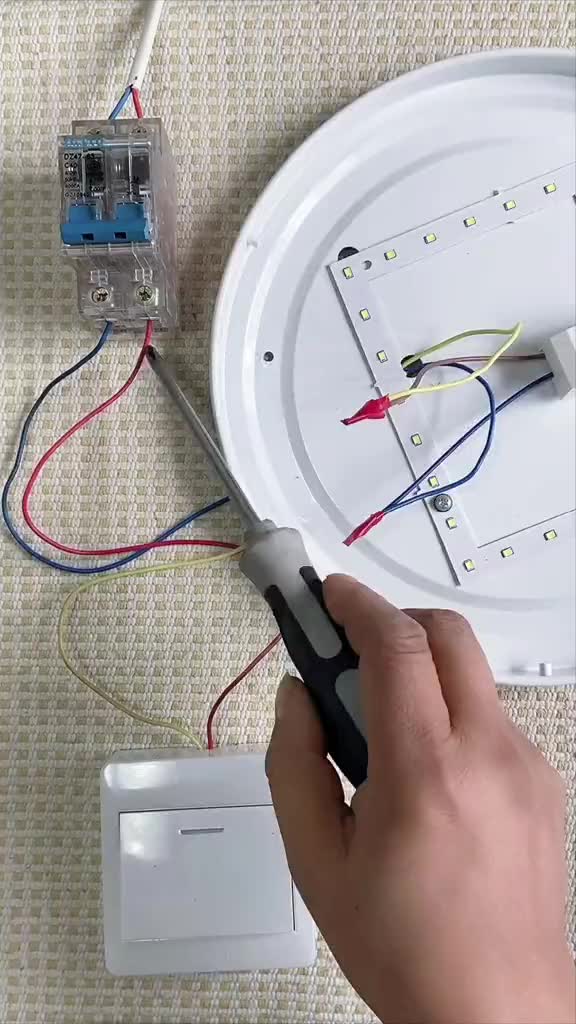 #零基礎學電工 #電工知識 #家裝水電 家里關燈后燈珠閃爍的原因解決辦法#硬聲創作季 