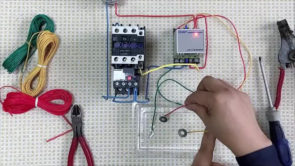 水箱供水系統液位繼電器控制線路接線方法#零基礎學電工 #液位繼電器 #電工知識 #電氣控制 #硬聲創作季 