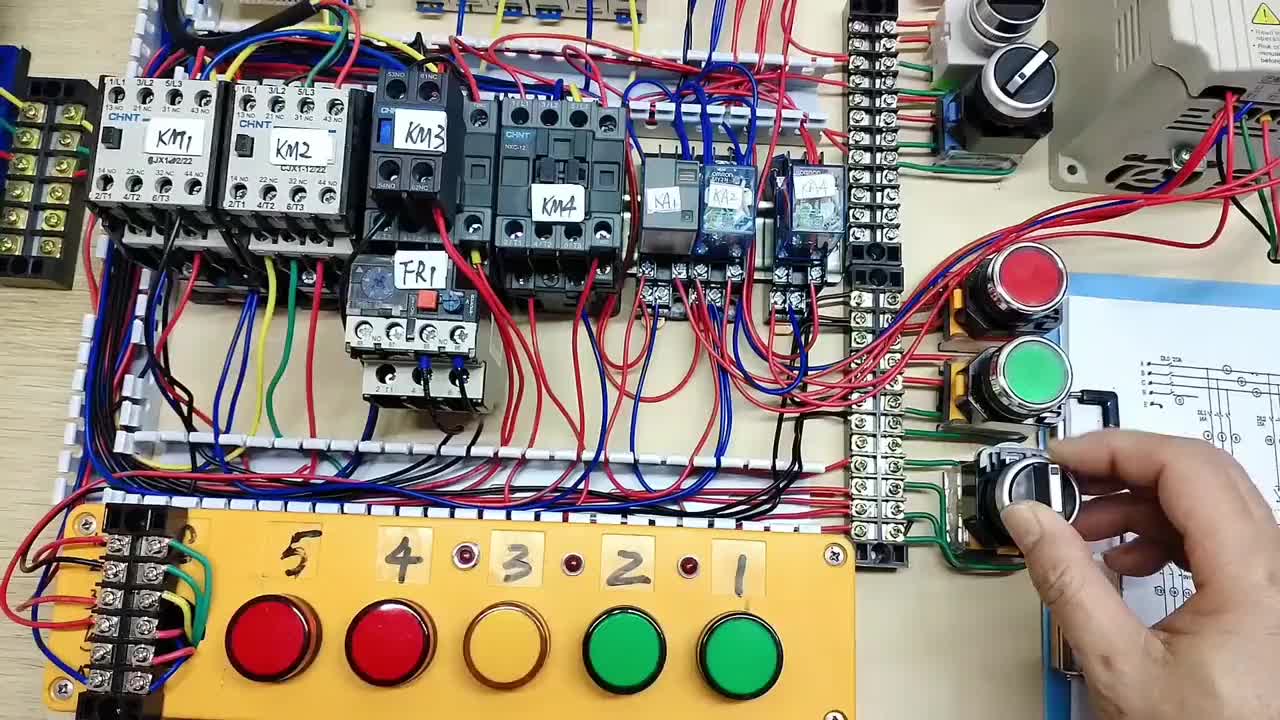 變頻與工頻切換電路，臺達變頻器多功能輸出接點如何接通接觸器 #電工接線 #電工教學 #電氣控制#硬聲創作季 