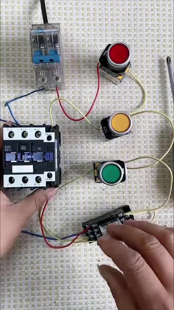 #零基礎學電工 #交流接觸器 #電工知識 交流接觸器點動與自鎖控制線路接線方法#硬聲創作季 