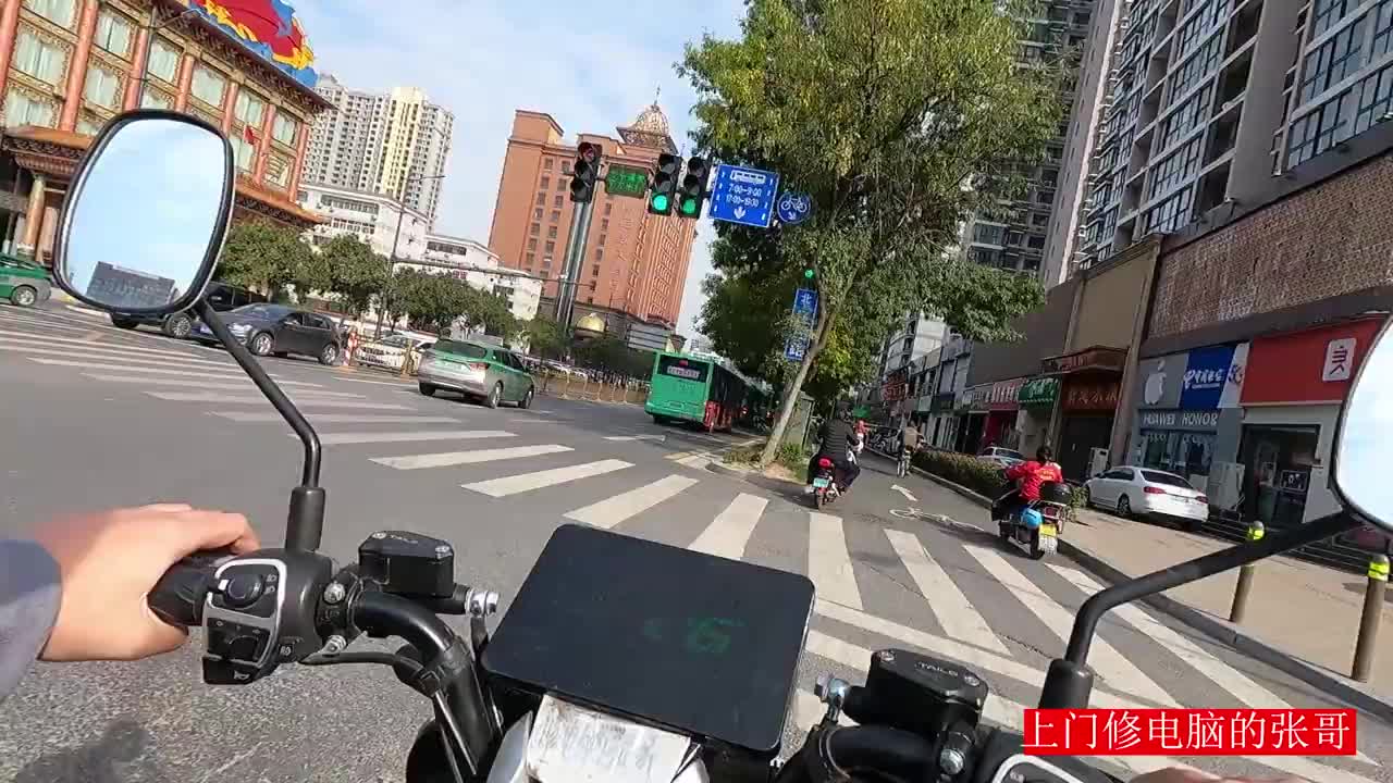 美女們前臺電腦開機(jī)滴滴報(bào)警到現(xiàn)場一看好親切這不是當(dāng)年的神機(jī)嗎#硬聲創(chuàng)作季 