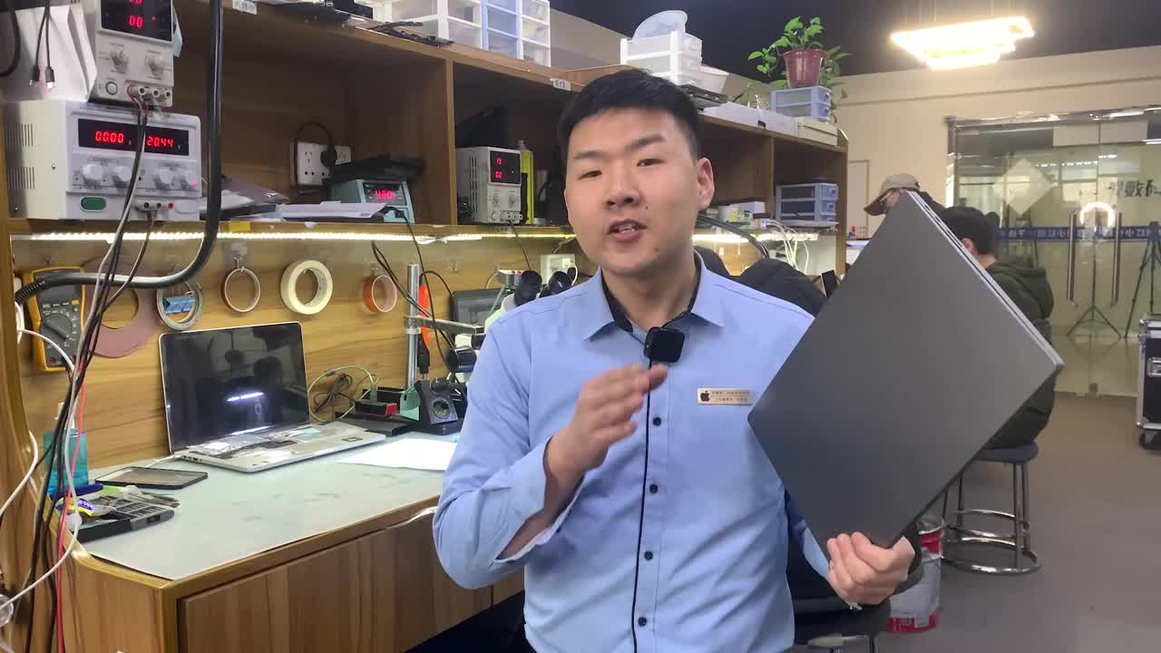 美女的這臺電腦多難修，換了三個維修店未修好，大家猜猜能否修好呢？#硬聲創作季 