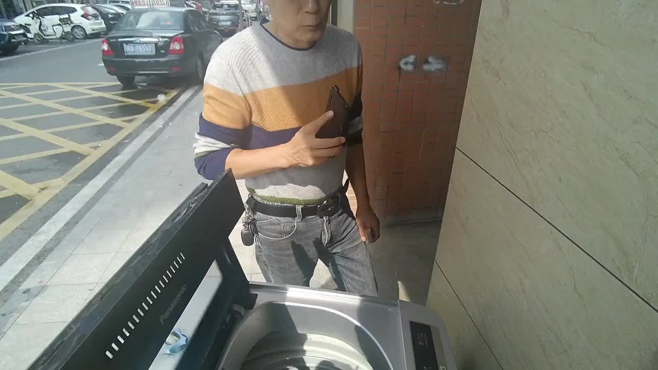 松下洗衣機(jī)漏水導(dǎo)致不工作哪里壞了呢。拆解排水閥輕松修復(fù)。#硬聲創(chuàng)作季 