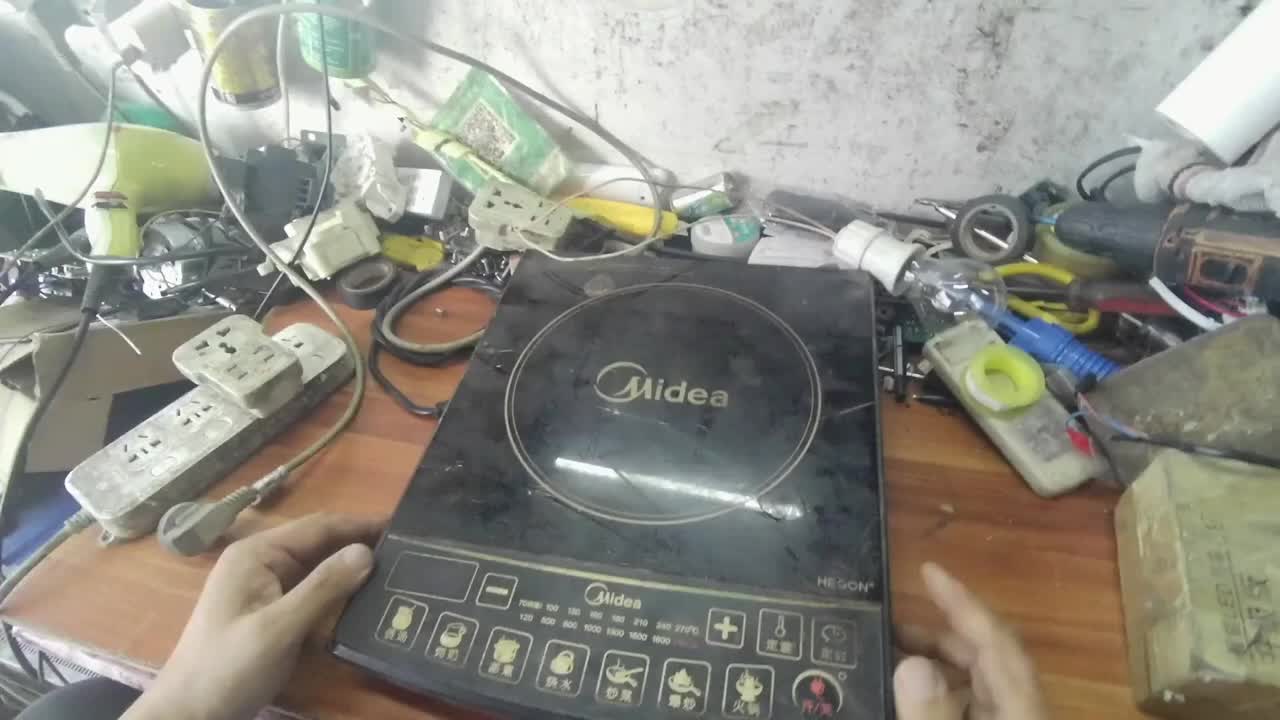 美的電磁爐插電跳閘，檢查發現僅壞了一個零件，換掉就正常了。#硬聲創作季 