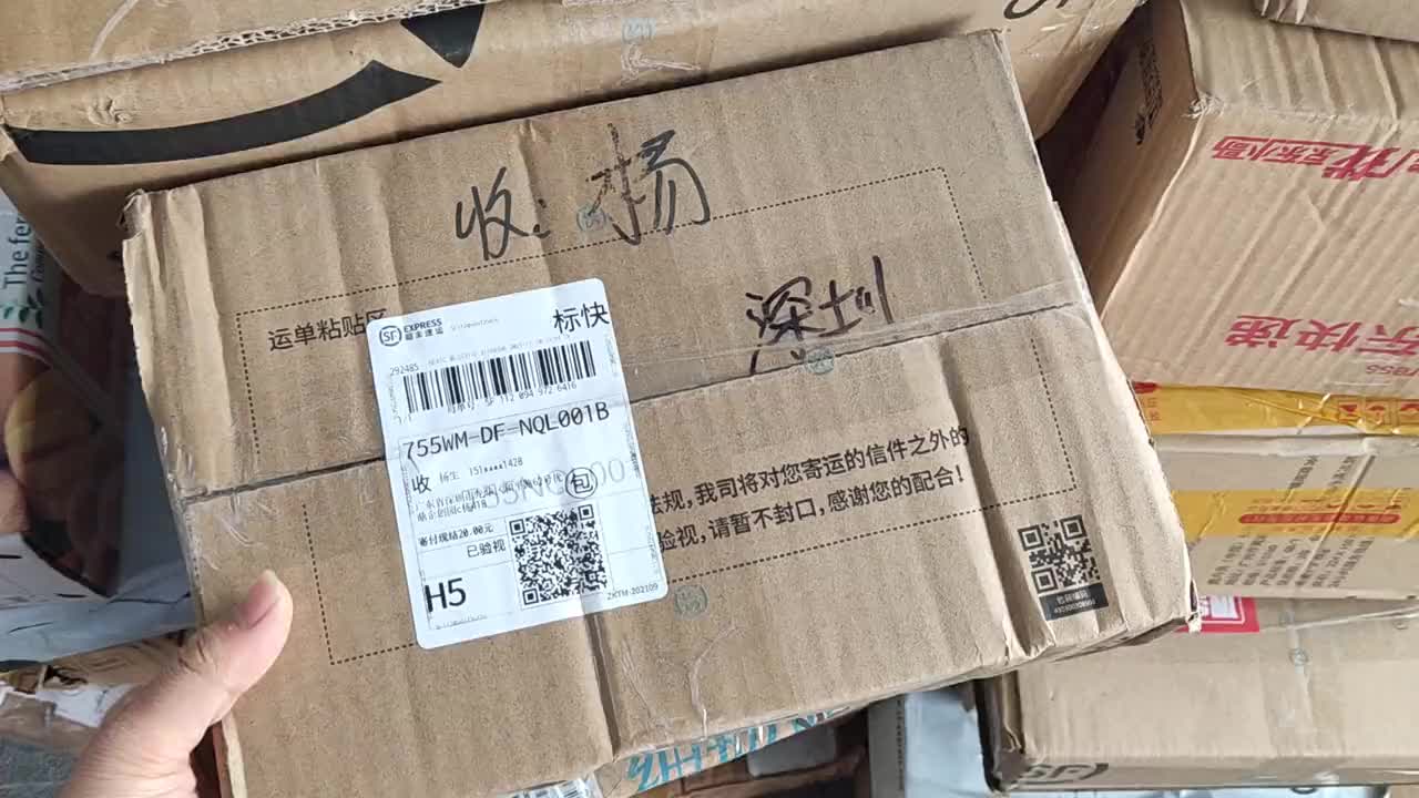 使用顯卡的注意事項，不要帶電操作，粉絲的顯卡就這樣被抬走了！ #電腦知識 #顯卡維修 #顯卡回#硬聲創作季 