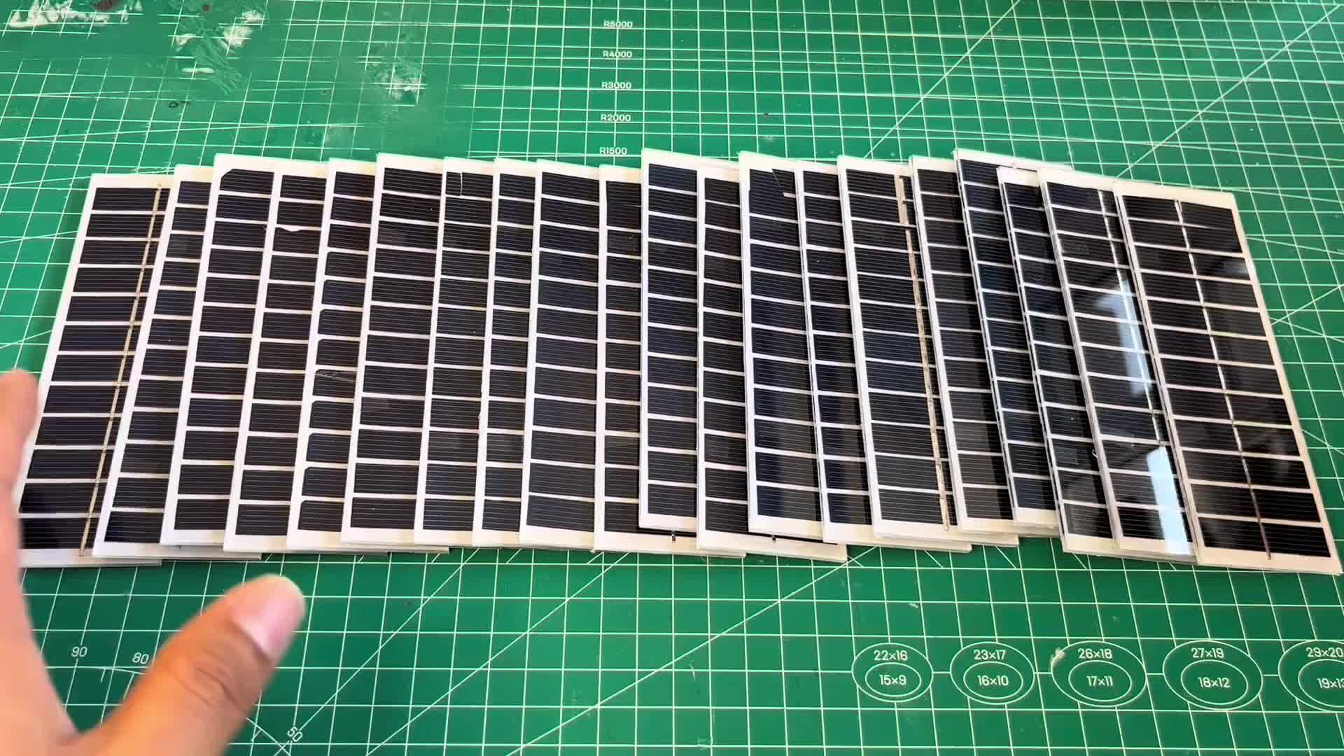 20块小太阳能板，实现手机充电自由，再想收我电费是不可能的了#新能源 #diy #太阳能发电 #太阳能充电  