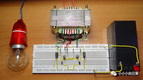 使用非稳态多谐振荡器的<b class='flag-5'>12VDC</b>至220VAC转换器电路