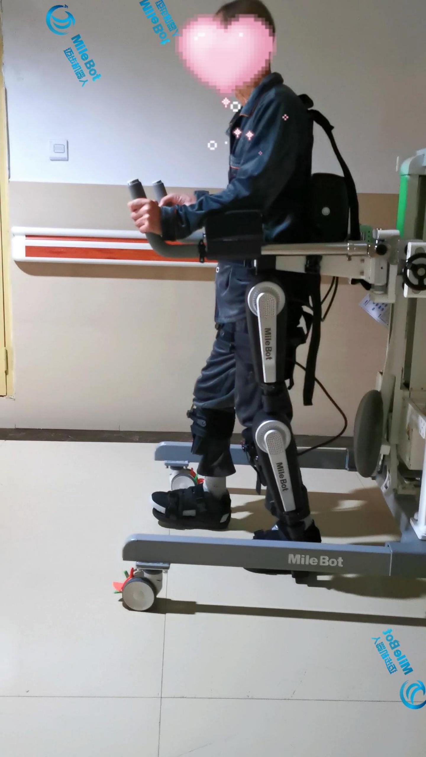 外骨骼机器人为行动障碍者带来了新的希望，是他们通往未来的窗口#外骨骼机器人 #人工智能 #康复训练 