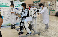 外骨骼机器人让残障人士重获行走自由