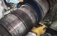 水泥设备维修现场：破碎机轴磨损还可以这么修？