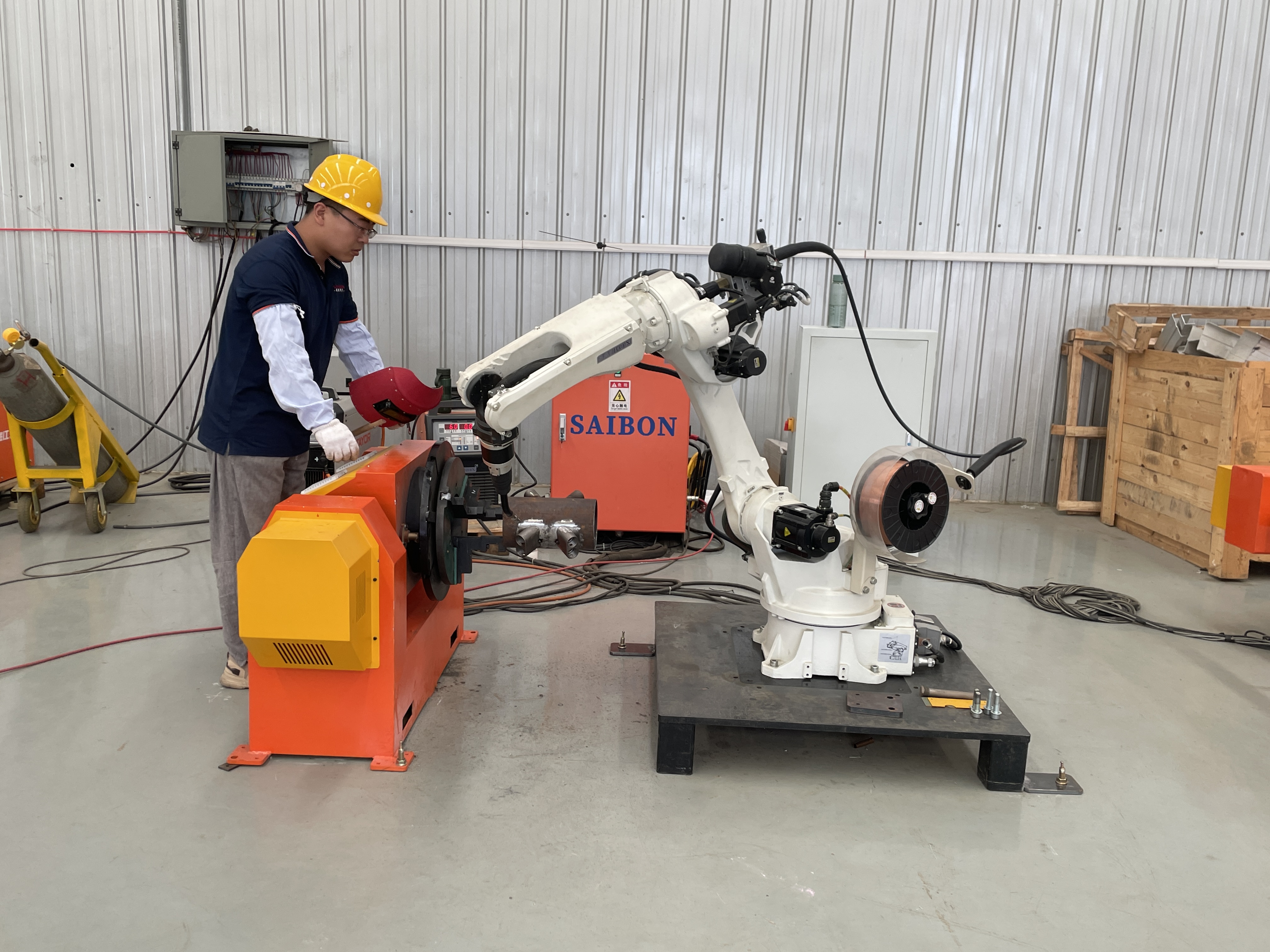 机器人自动焊接辅助工是做什么的