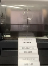 按台标准生产的轻工业标签打印机，经典稳定耐用，重工业印字头的打印机有：权昌、货翁等。权昌品牌的打印机