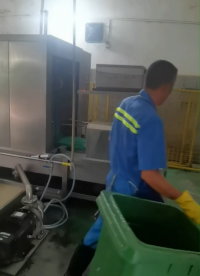 東莞鵬利全自動垃圾桶清洗機——垃圾桶清洗演示