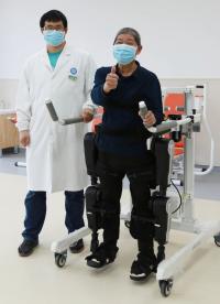 穿上精密的“機械腿”，邁出優雅的“太空步”，整個康復訓練過程科技感十足。#外骨骼機器人 #邁步機器人 