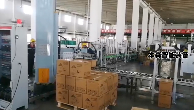 "吸盤箱體立柱碼垛機"是一種自動化物流倉儲設(shè)備，主要用于工業(yè)生產(chǎn)中的包裝箱、托盤等物品的自動堆疊和搬運。