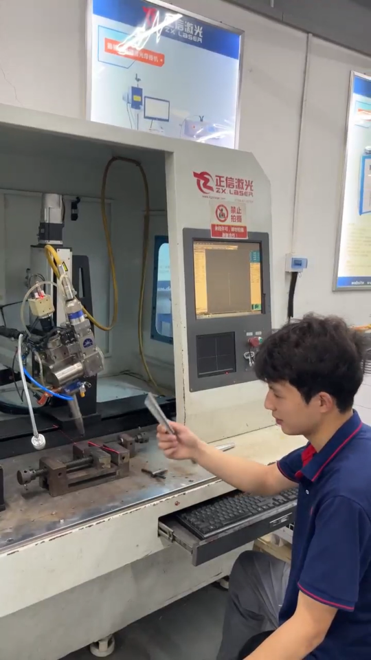 不銹鋼水壺壺嘴激光焊接# 激光焊接機(jī)# 不銹鋼水壺# 平臺(tái)焊接機(jī)