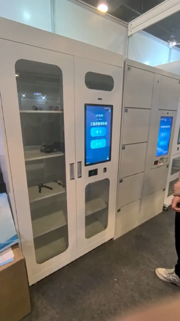 東識智能工具柜DW-G104R，支持國產麒麟系統(tǒng)，國產自主可控，廣泛應用于監(jiān)獄、戒毒所、軍隊、航空、航天、鐵路