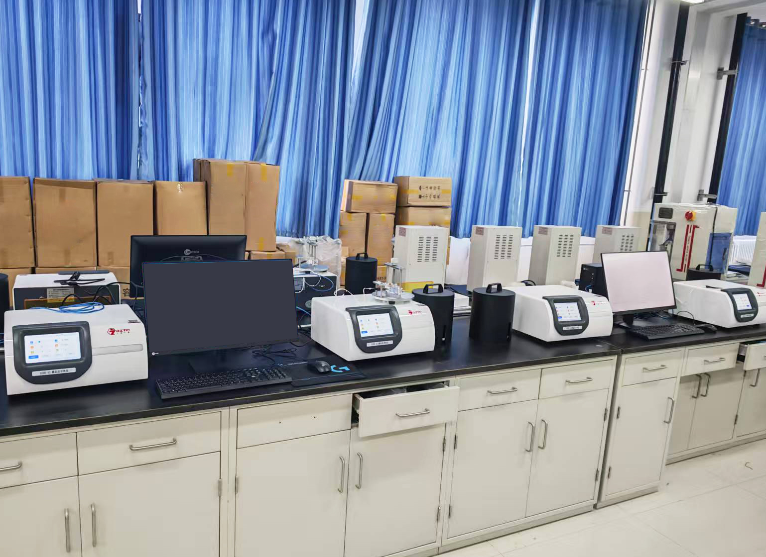青海夷易近族大学推销南京大展的多台新款DZDR