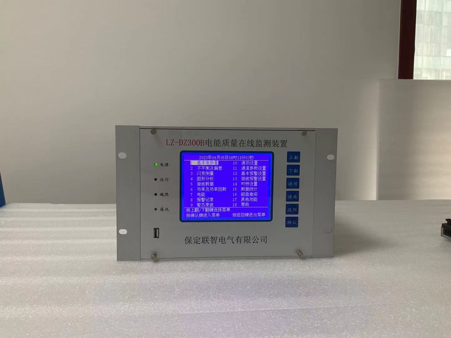 有哪些工具可以模拟实际的负载波动和类型？