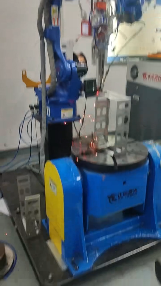 鈑金架子機(jī)器人點(diǎn)焊，各位老板有要打樣的可以聯(lián)系我?。?！#激光焊接設(shè)備 #東莞市激光焊接廠家 #機(jī)器人焊接 