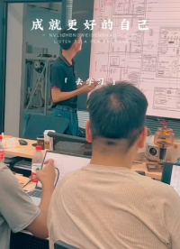 努力提升自己，永遠比仰望別人重要。不要等能力具備才去做，要邊做邊學(xué)，所有的能力，沒有一個是之前都學(xué)好的
