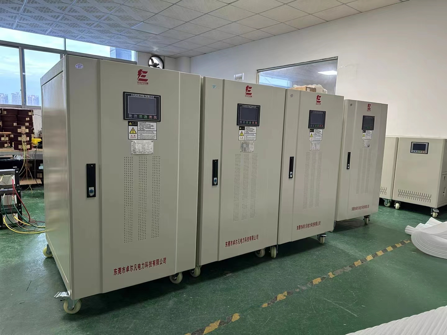光伏板發(fā)電電壓偏高怎么破解？ 卓爾凡三相穩(wěn)壓器：380V/400V精準(zhǔn)鎖壓，從源頭遏制電網(wǎng)沖擊