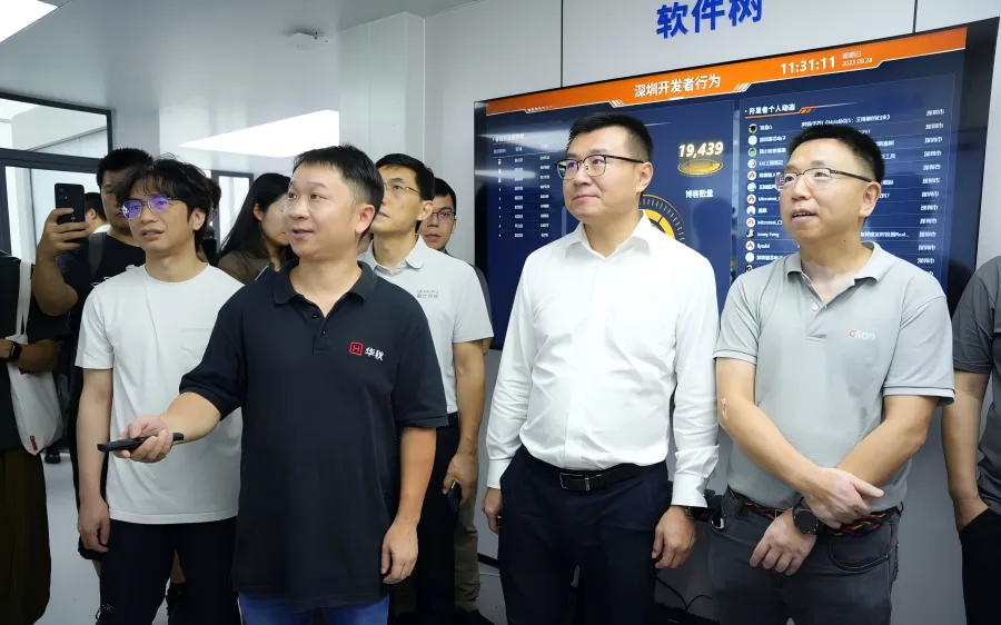 全國首家人工<b class='flag-5'>智能</b>6S店落地深圳龍崗，<b class='flag-5'>華</b><b class='flag-5'>秋</b>電子<b class='flag-5'>攜手</b>CSDN開啟AI<b class='flag-5'>智能</b>產業(yè)服務新業(yè)態(tài)