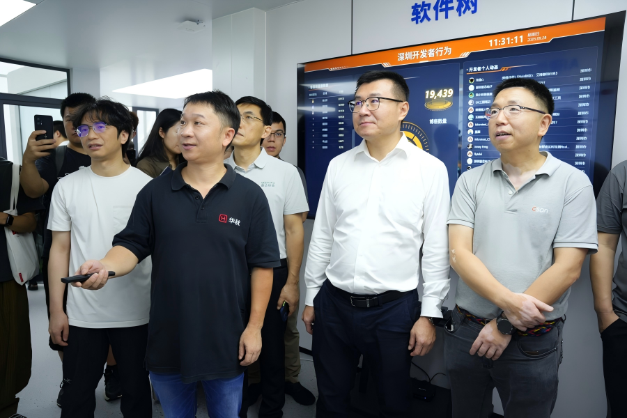 全國首家人工<b class='flag-5'>智能</b>6S店落地深圳龍崗，<b class='flag-5'>華</b><b class='flag-5'>秋</b>電子<b class='flag-5'>攜手</b>CSDN開啟AI<b class='flag-5'>智能</b>產業(yè)服務新業(yè)態(tài)