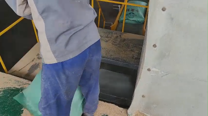 飼料自動(dòng)卸車碼垛幫企業(yè)提效率減少人工成本