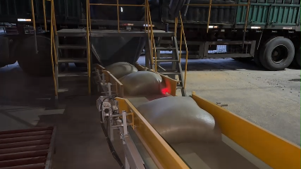 想要夜間工作也能省心嗎一臺卸車碼垛機就夠了
