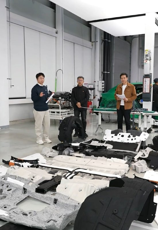 雷军直播拆小米YU7,回应“1300km只充一次电”争议