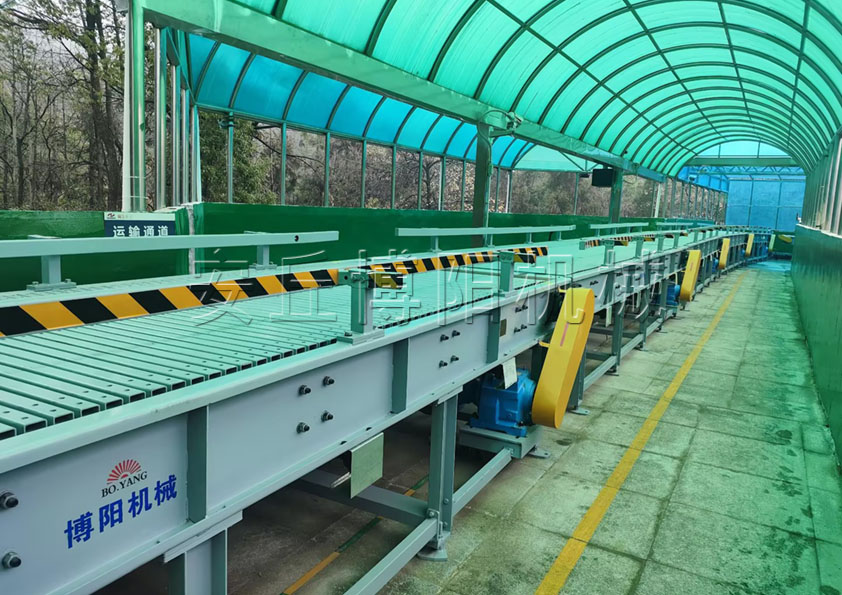 硝酸銨噸包鏈板輸送機  配套轉(zhuǎn)彎輸送裝置  給噸袋拆包機供料# 噸包輸送機
