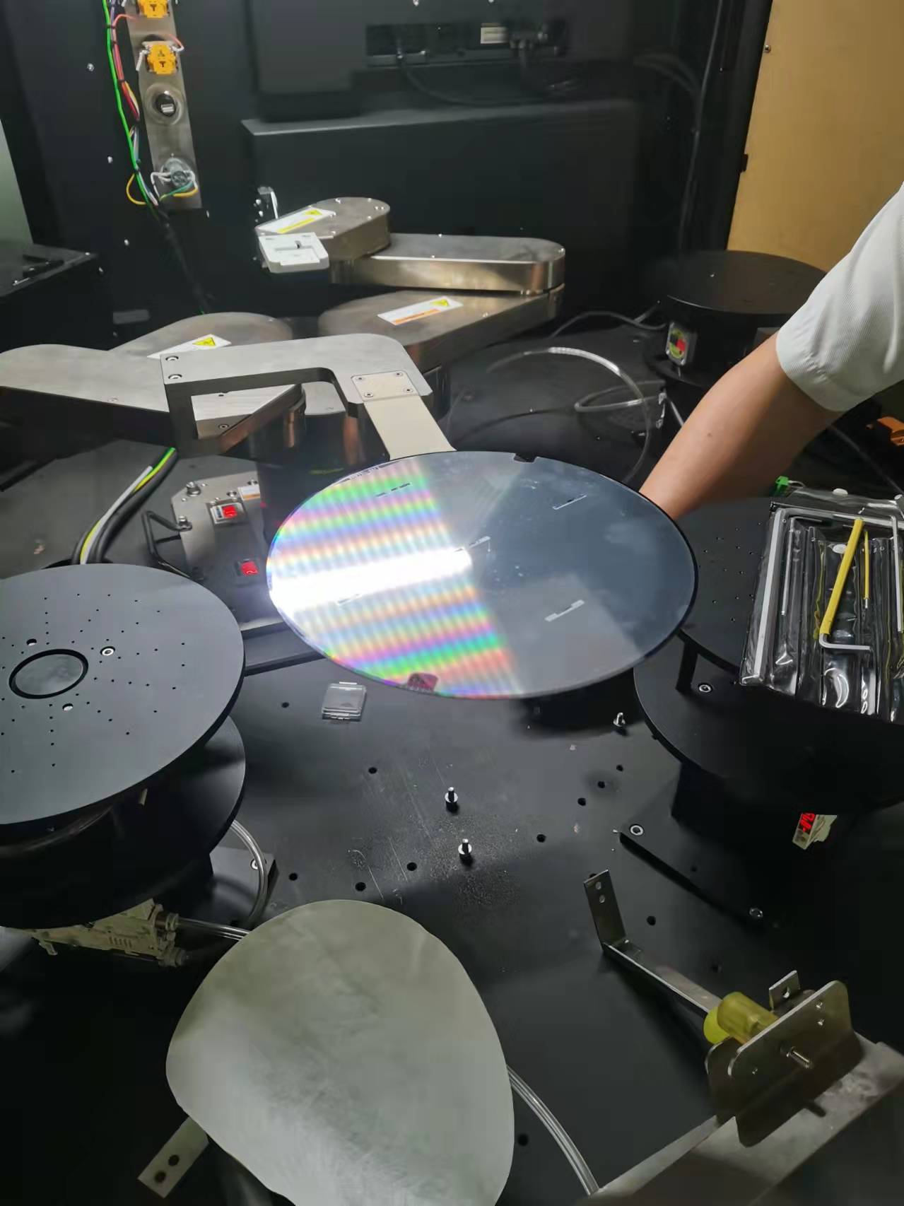 翹曲晶圓傳輸易損壞，哪種末端效應器的晶圓機器人適配性更好？