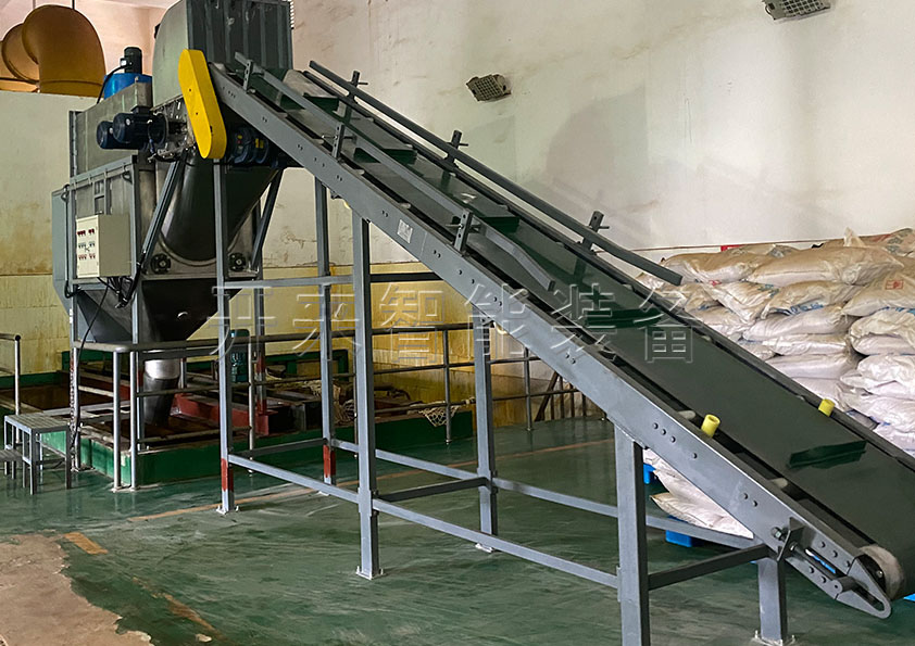 碳酸氫鈉自動破包卸料機(jī)  山東自動拆包機(jī)設(shè)備  人工拆垛上料現(xiàn)場# 山東開來智能裝備