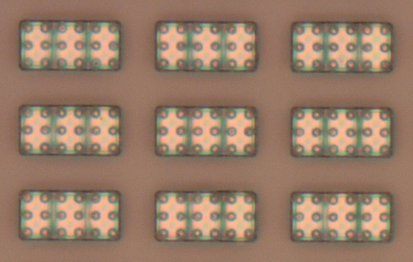 圖三) FlexiNOVA 15×30 %U00B5m2 — 9V microLED 于 200mm 硅晶圓上.jpg