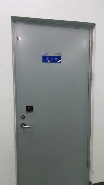 嵌入式老化房是由武漢格特廠家為湖北孝感用戶量身定制的步入式大型嵌入式老化測試設(shè)備，不是獨立的箱體結(jié)構(gòu)，而是和建