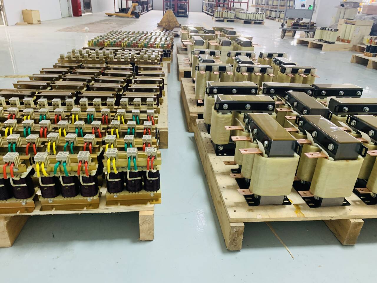 三相輸入/輸出<b class='flag-5'>電抗器</b>：從作用詳解到安裝避坑指南