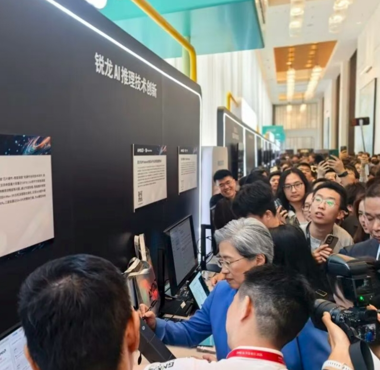 AMD CEO苏姿丰现身引爆全场!“一人一组智能体”时代来了!AMD锐龙AI Max+系列开创AI智能体新范式