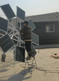 北京铭光伟业科技有限公司房山源头厂家 太阳能高杆灯现场安装中，太阳能自主充电，免布线省电费。高亮LED灯珠