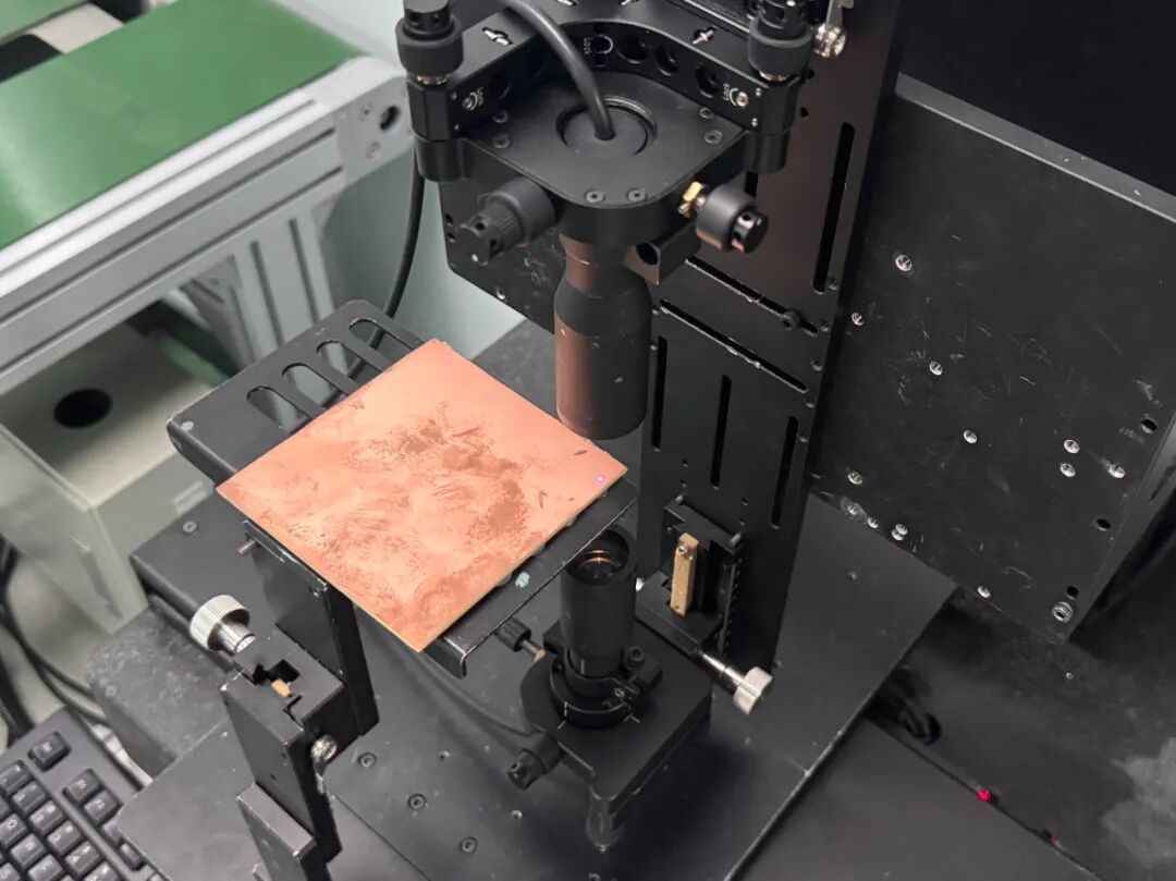 光谱共焦位移传感器检测PCB覆铜板厚度：深视智能如何破解高反光测厚难题